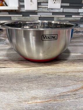 Viking Stainless Steel Mixing Bowl Non-Slip Silicone Base 5Qt.
